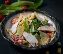 Салат Цезарь с курицей