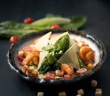 Салат Цезарь с креветками