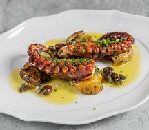 Осьминог с мятым картофелем и каперсами