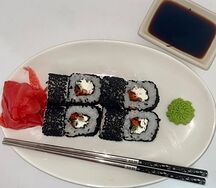 Ролл с тобико в чёрном кунжуте