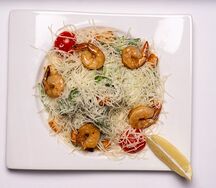Цезарь с тигровыми креветками