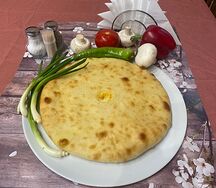 Осетинский пирог с курицей, сыром и грибами