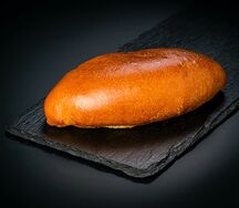 Пирожок с луком и яйцом