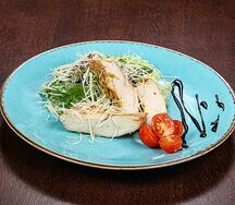 Тёплый салат из куриной грудки