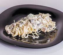 Тальятелле с курицей в сливочно-грибном соусе