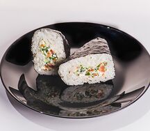 Онигири с лососем и сливочным сыром