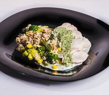 Курица с мятным соусом и киноа
