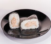 Онигири с тунцом
