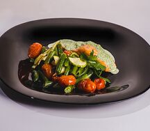 Кета с соусом из шпината с запеченными овощами