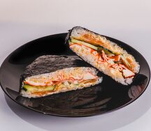 Онигирадзу с крабом и кетой