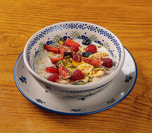 Каша овсяная с фруктами и орешками