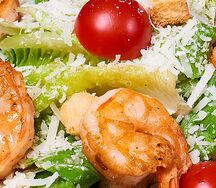 Салат Цезарь с креветками