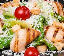 Салат Цезарь с курицей