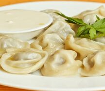 Пельмени со сливочным соусом