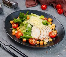 Салат Цезарь с куриным филе