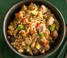 Рис, жаренный с курицей и овощами