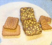 Шоколадная колбаса с печеньем