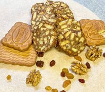 Шоколадная колбаса с печеньем, орехами и ромовым изюмом