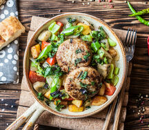 Котлеты из телятины с печеными овощами и картофелем