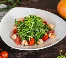 Салат из руколы с креветками и цитрусовым соусом