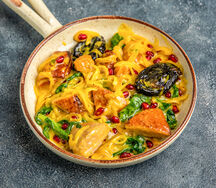 Обжаренная утиная грудка с черносливом, алычой и луком