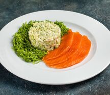 Слабосоленый лосось со свежим огурцом и яйцом