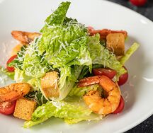 Салат Цезарь с креветками