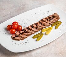 Ростбиф с маринованными томатами черри