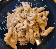 Пенне с курицей и грибами в сливочном соусе