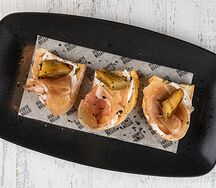 Брускетты с пармой и грушей