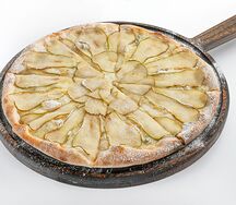 Пицца с грушей и горгонзолой