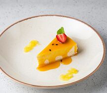 Чизкейк с соусом из маракуйи