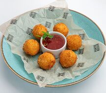 Сырные шарики с соусом Чили