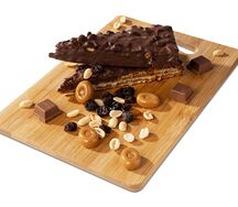 Вафля с карамелью, арахисом и изюмом