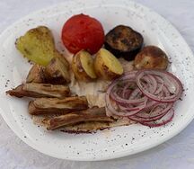 Бараньи ребра с овощами 