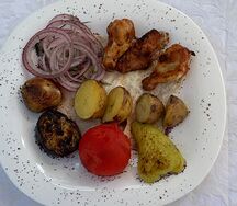 Куриные крылья с овощами