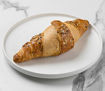Круассан со злаками и молочным шоколадом
