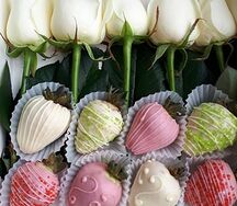 Клубника в шоколаде с розами M