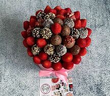 Ягодный букет в шляпной коробке L