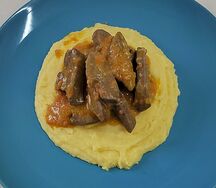 Печень по-строгановски с картофельным пюре