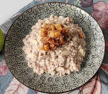 Гречневая каша с карамелью, миндальными лепестками и печеными яблоками