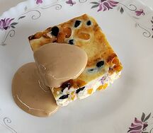 Творожная запеканка с изюмом, курагой и соусом из вареной сгущенки