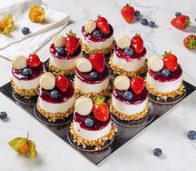 Ассорти из пирожных Ягодный крем-чиз