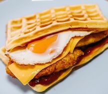 Классические вафли с курицей, яйцом и сыром