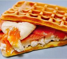 Сырные вафли с семгой и яйцом пашот