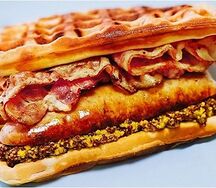 Сырные вафли с колбаской гриль и беконом