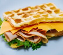Классические вафли с колбасой
