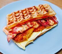 Сырные вафли с бри, курицей и беконом