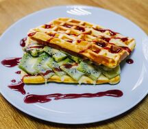 Классическая вафля с киви и сгущенкой