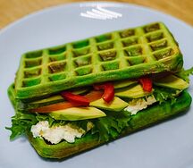 Сырные вафли с авокадо и овощами